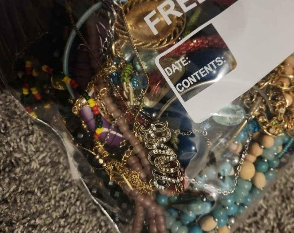 2 Pounds Jewelry Costume Vintage Mix LBS necklaces bracelets pins rings etc lbs