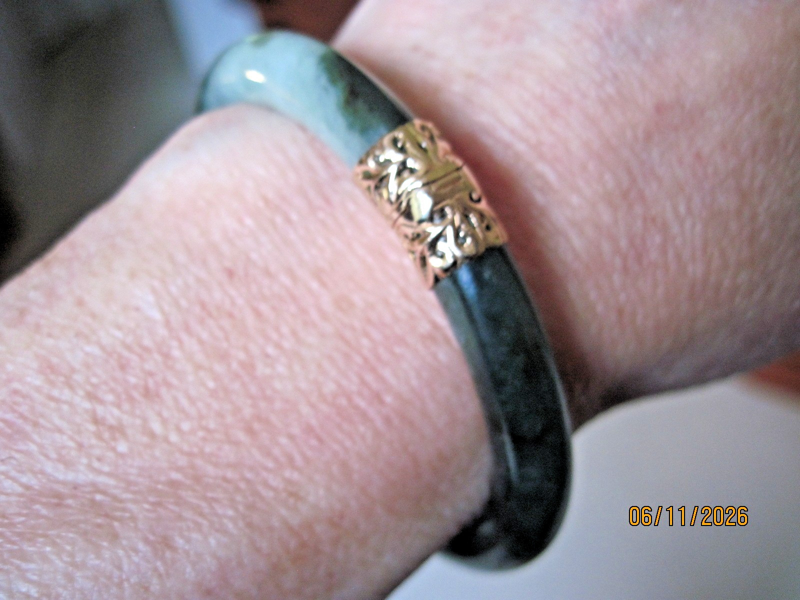 SUPERB MING’S HAWAII HINGED, 14K YELOW GOLD & JADEITE SIGNED BANGLE BRACELET