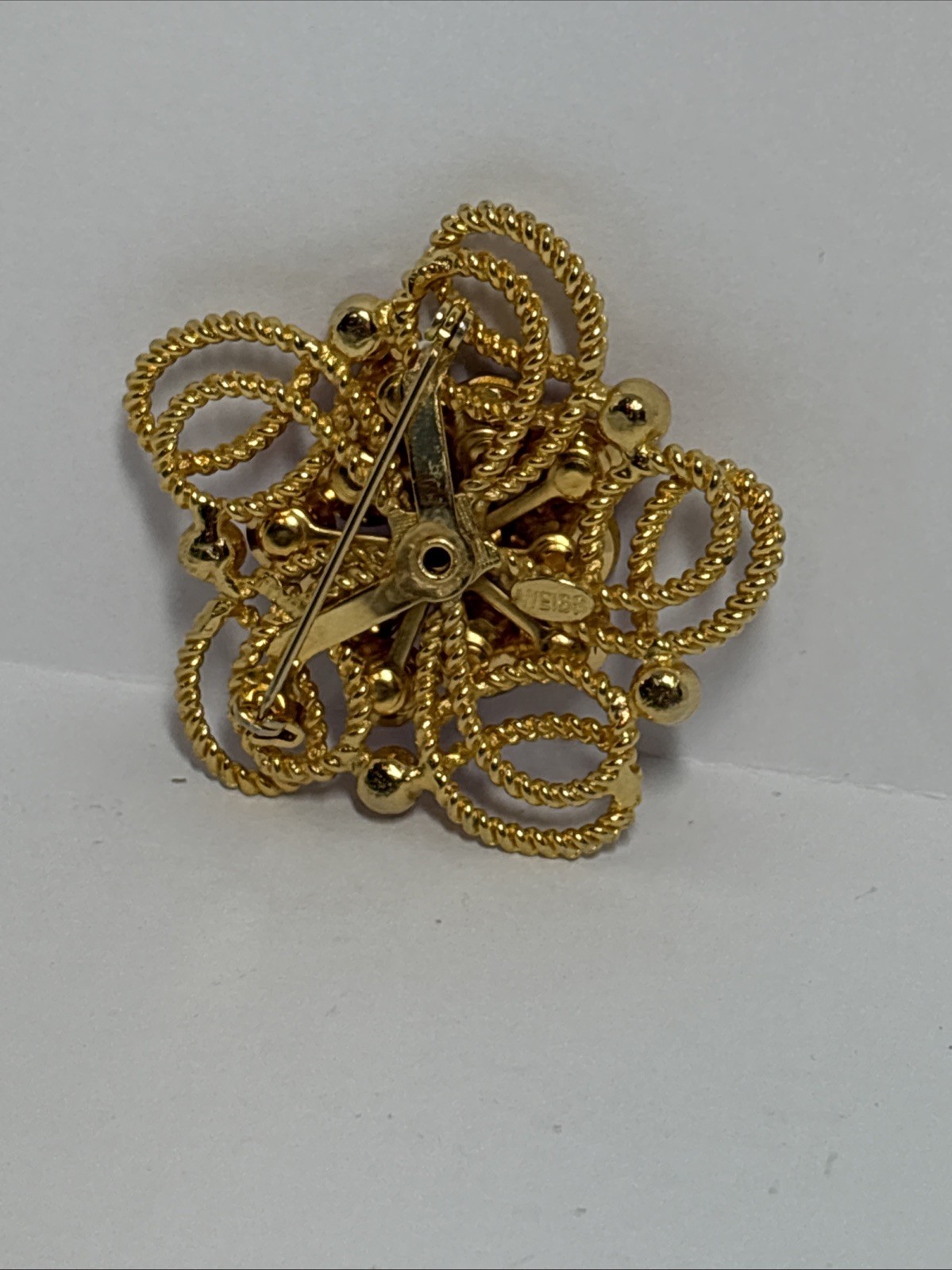 Vintage Weiss rhinestone brooch with 16 gorgeous rhinestones. 6.4 and 2 mm stone