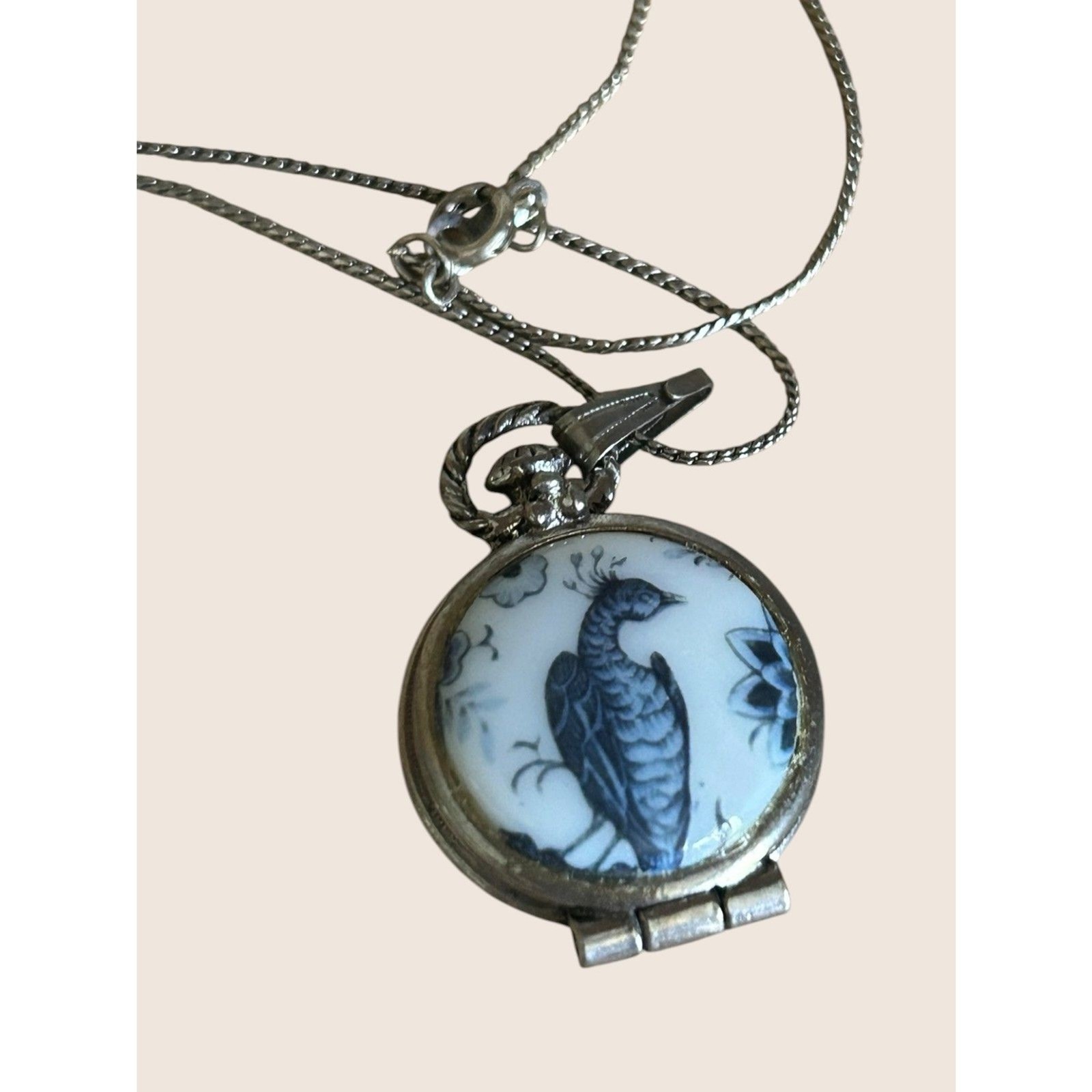🦚 VTG SIGNED GOLDETTE BLUE WHITE TOILE PORCELAIN PEACOCK LOCKET & 18K GF CHAIN