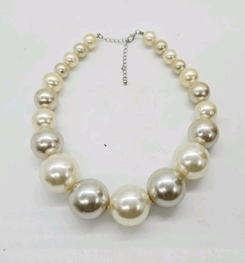 Faux Pearl Necklace White Chunky Graduated Wilma Flintstone Silver tone 21 in