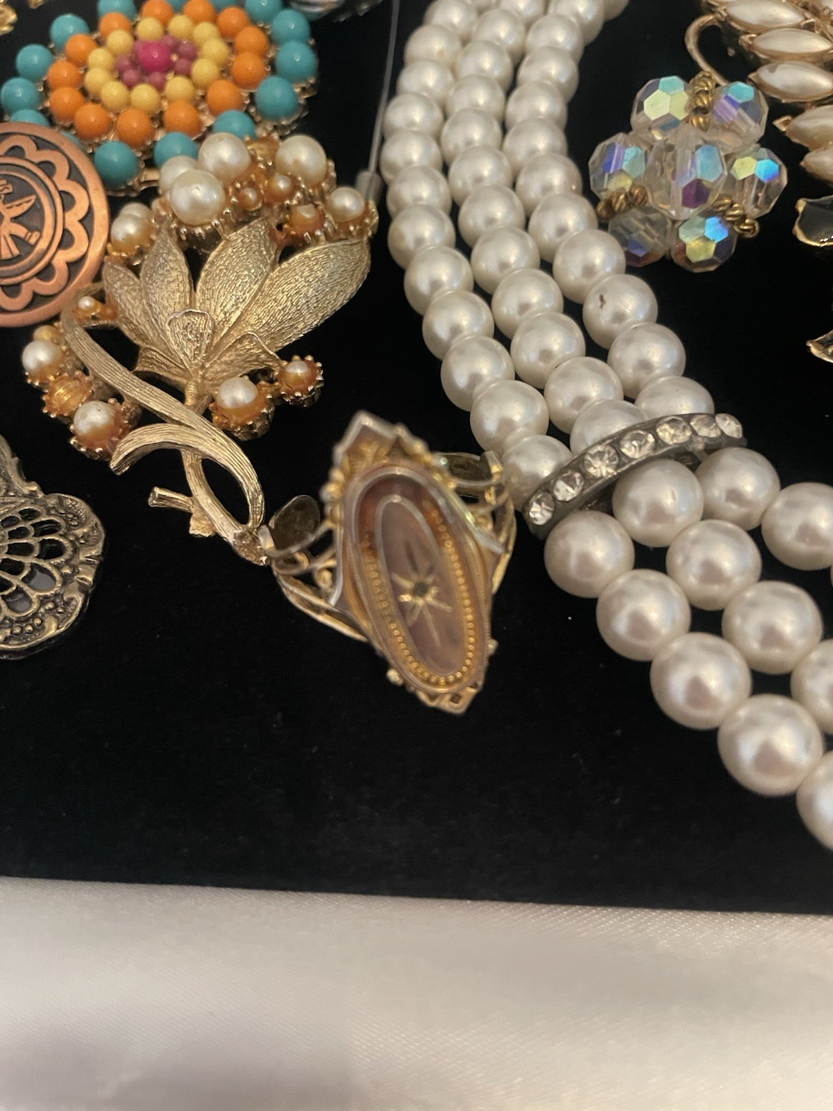 VINTAGE Junk Jewelry Lot FOR CEAFTS Some Signed Pieces Broken Singles Age Wear