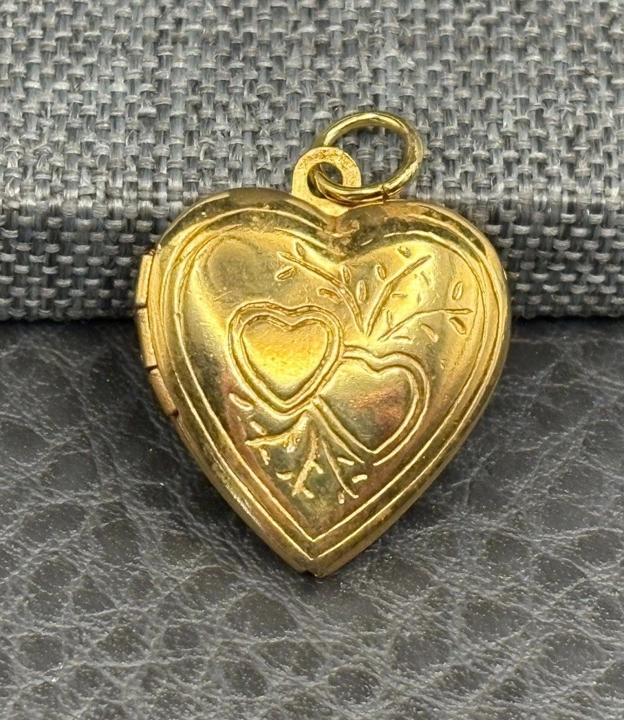 Vintage Gold Tone Heart Photo Picture Locket Pendant Or Charm Floral Etched