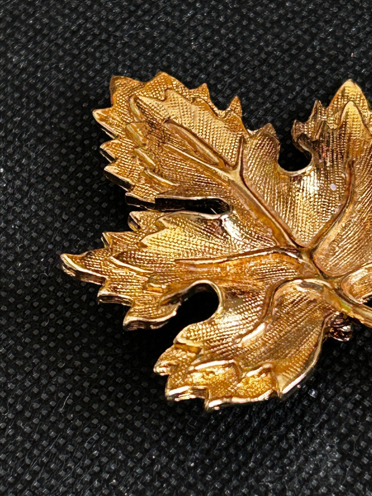 Vintage Unsigned Gold Tone Maple Leaf Pin Brooch – Beautiful! – No Metal Wear