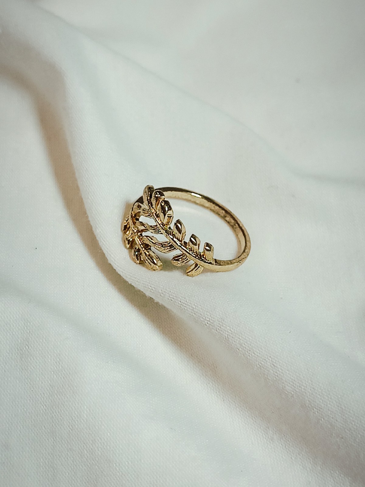 Vintage Leaf Ring – Size 9 – Gold-Tone Metal Alloy – Nature-Inspired Design