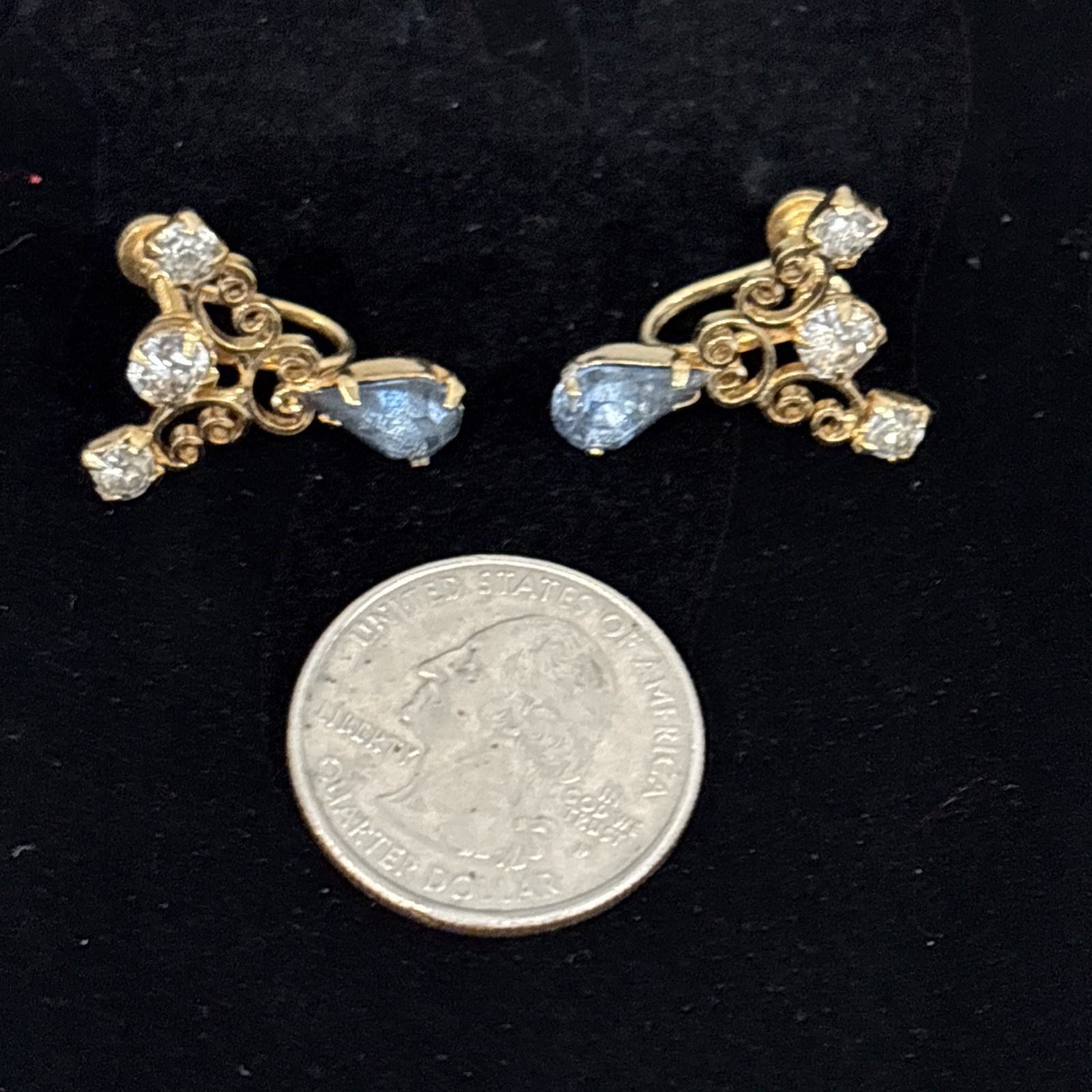Leo Glass Light Blue Designer 15″ Necklace & Matching Screw Back Earrings Set