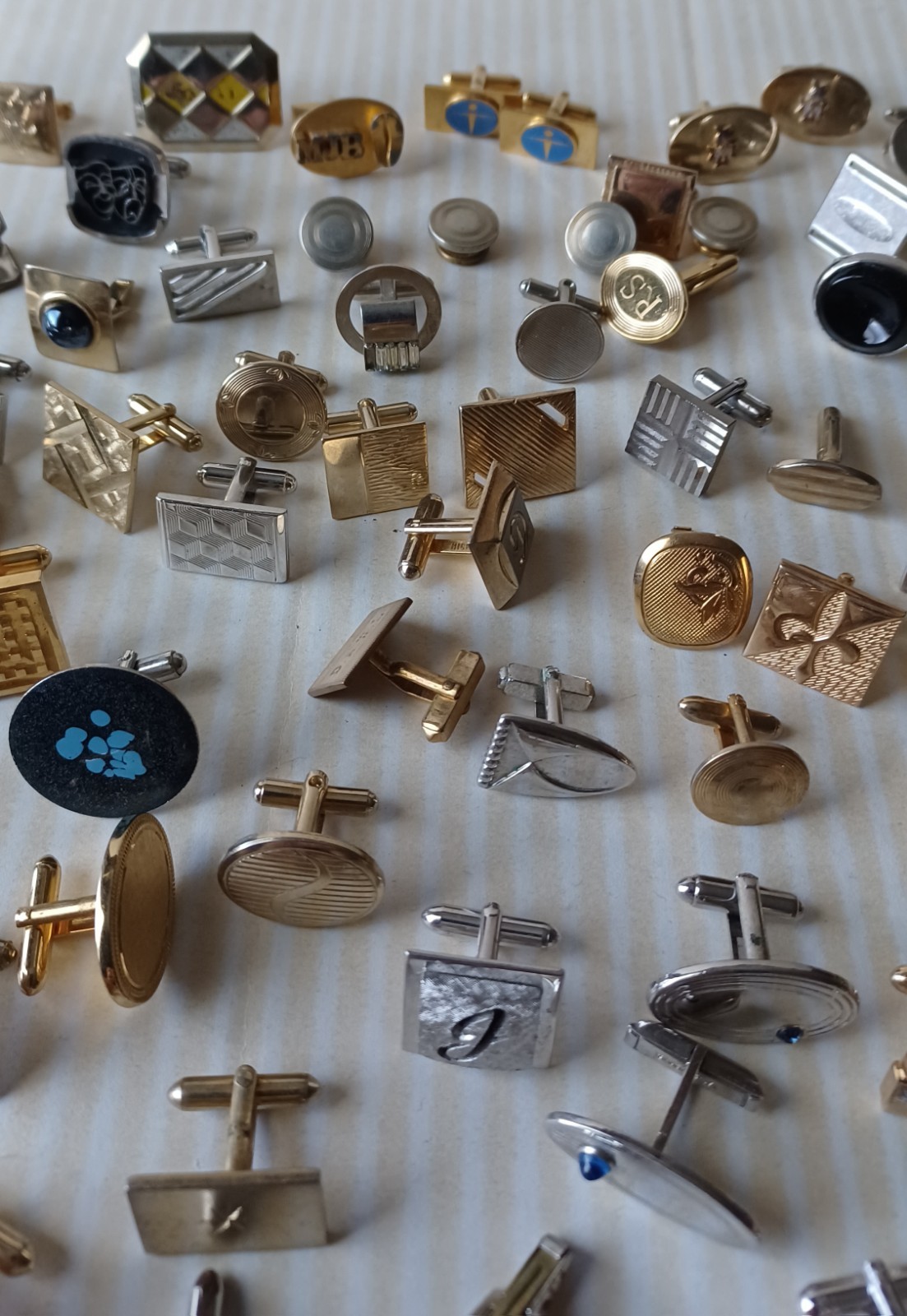 Lot 160 VTG Single Cufflinks Mixed Styles Tones Repurpose Jewelry Some Wear