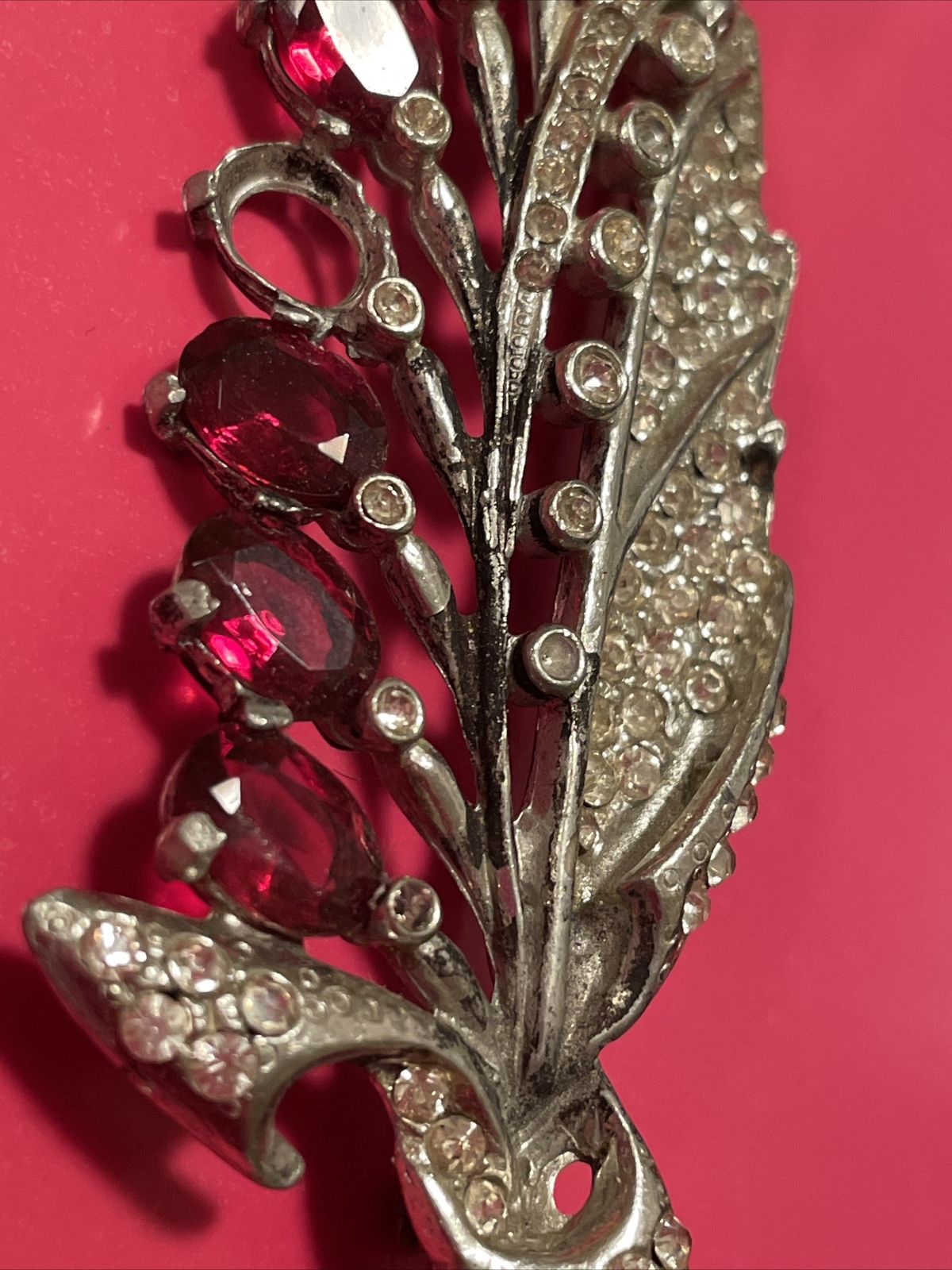 VINTAGE UNSIGNED RUBY RED GLASS RHINESTONE FEATHER XL PIN BROOCH MISSING STONES