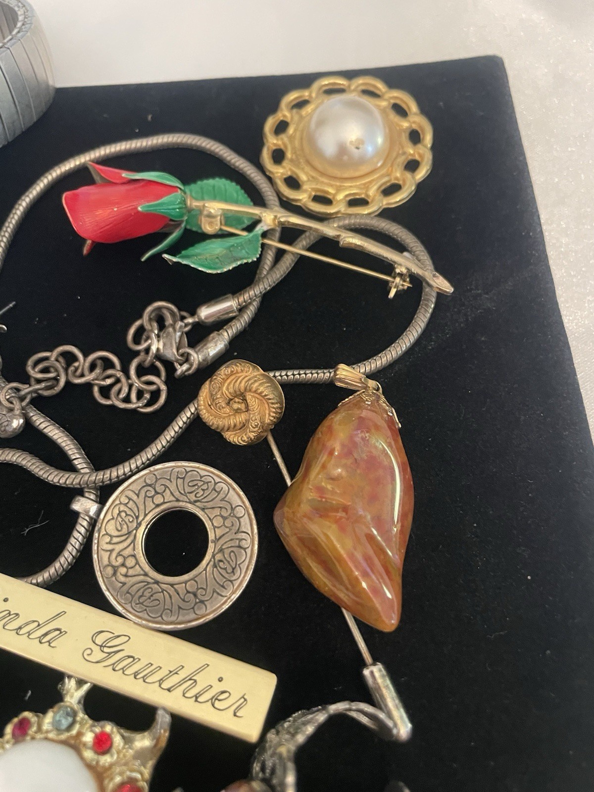 VINTAGE Junk Jewelry Lot FOR CEAFTS Some Signed Pieces Broken Singles Age Wear
