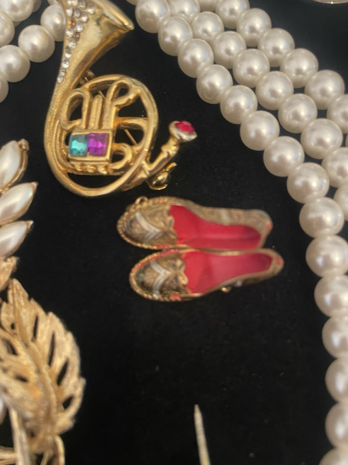 VINTAGE Junk Jewelry Lot FOR CEAFTS Some Signed Pieces Broken Singles Age Wear