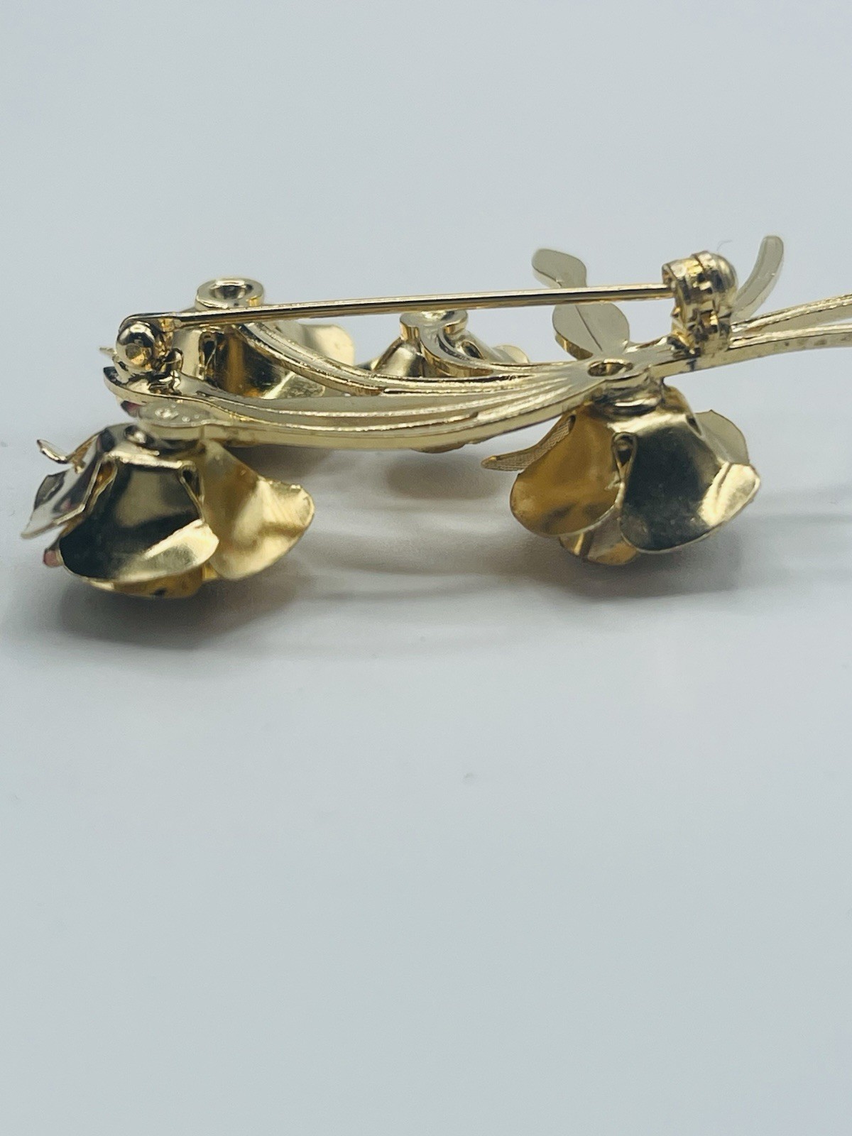 Vtg Unsigned Gold Tone plated? Brooch With 4 Roses in a Bouquet Style Setting.