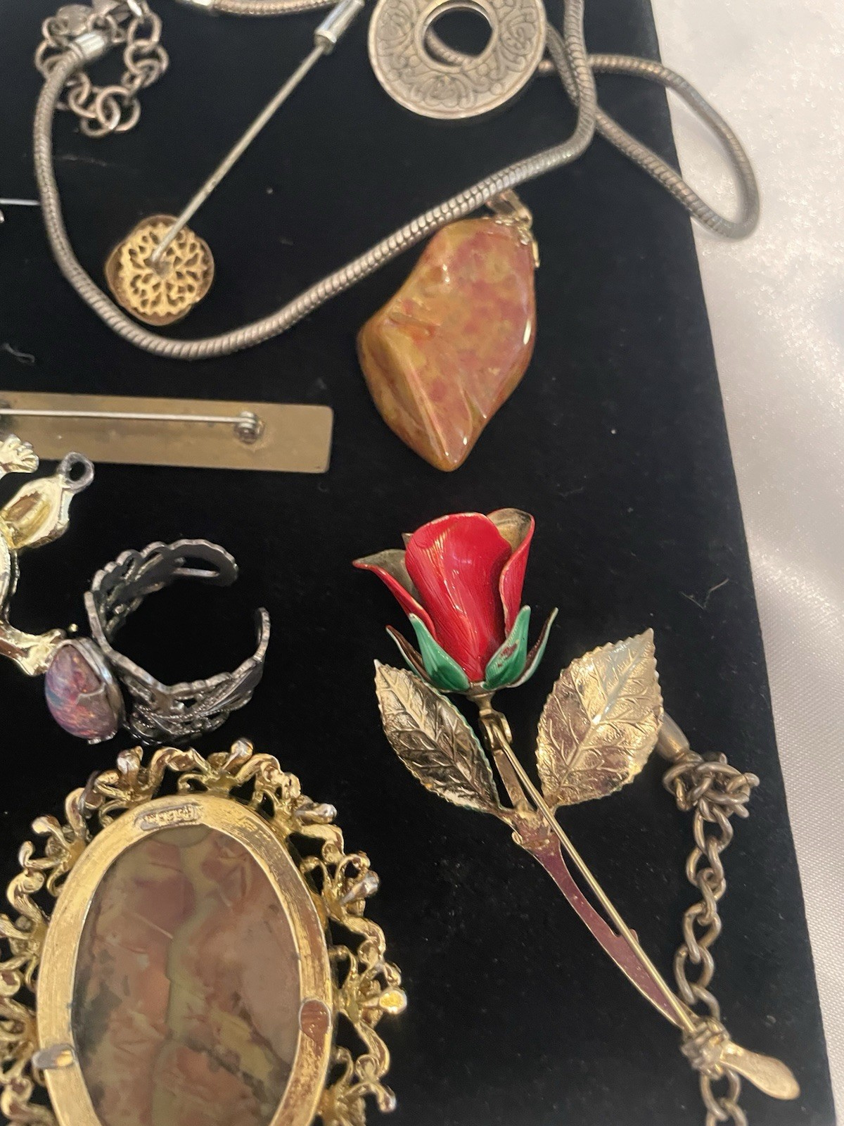 VINTAGE Junk Jewelry Lot FOR CEAFTS Some Signed Pieces Broken Singles Age Wear