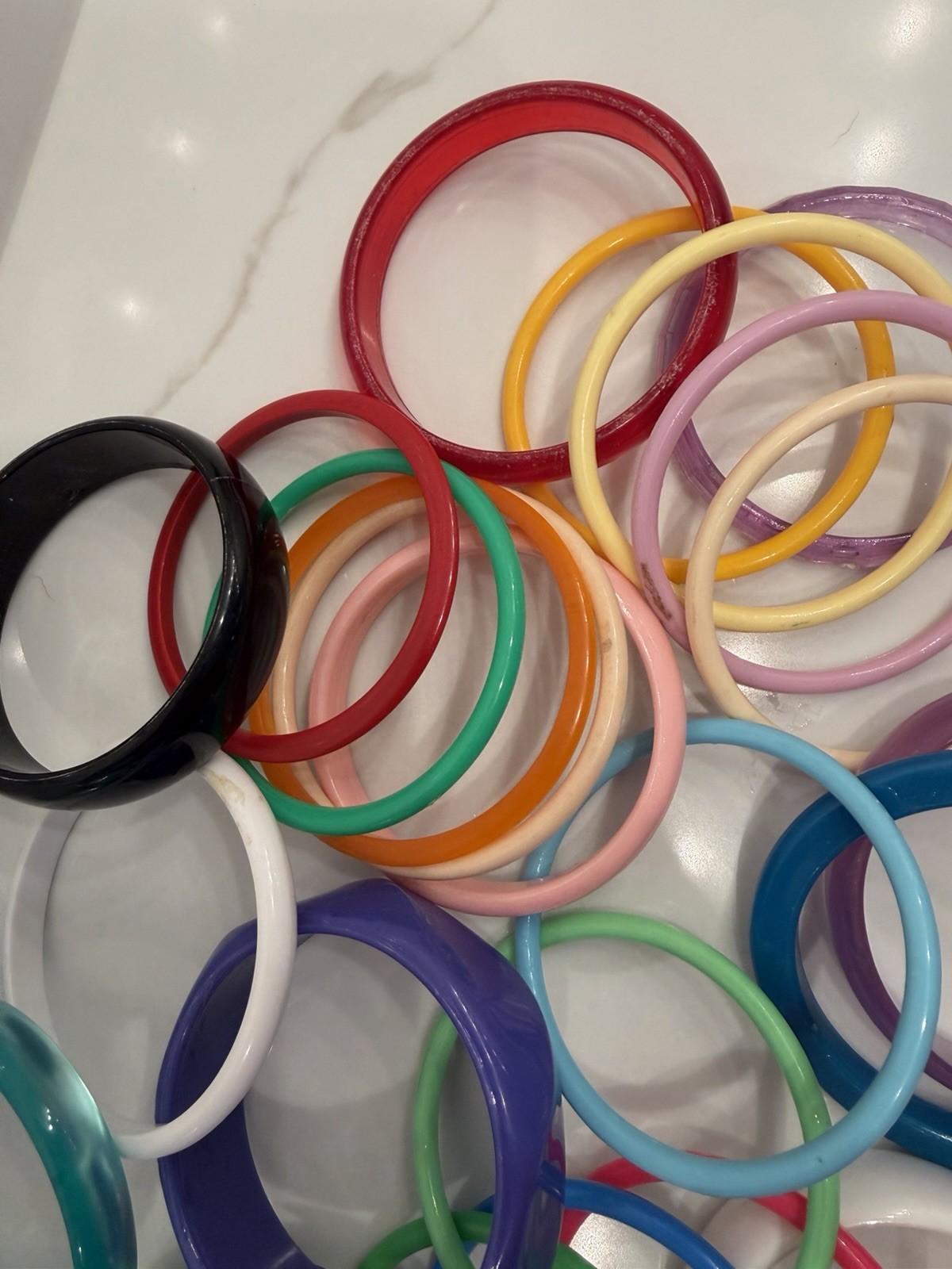 Vintage Lucite Acrylic Plastic Bangle Bracelet Lot 25 Colorful Stackable Retro
