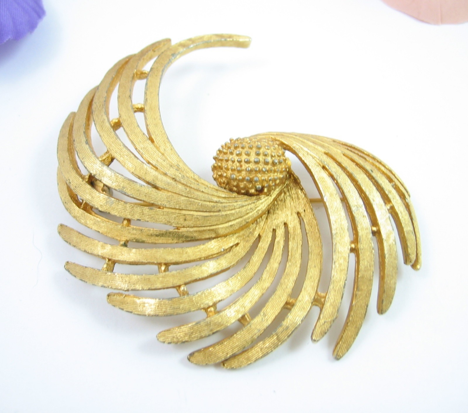 BSK SPIRAL SWIRL Leaf Frond Leafy Plant Brooch Vintage Pin GOLDTONE 2 1/2″ Sign