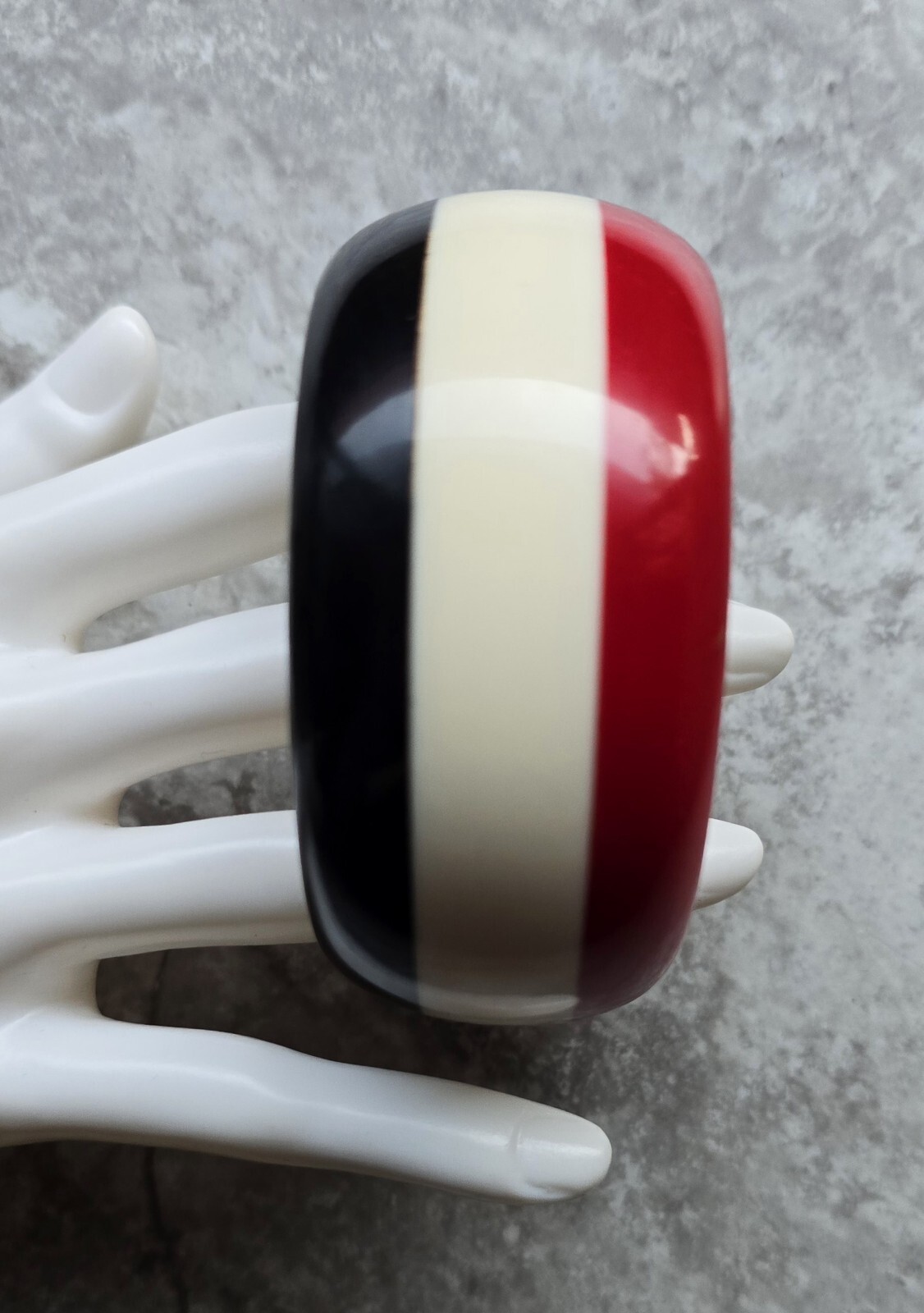 VTG MOD LAYERED STRIPED LAMINATE LUCITE BANGLE BRACELET RED BLACK CREAM STRIPES