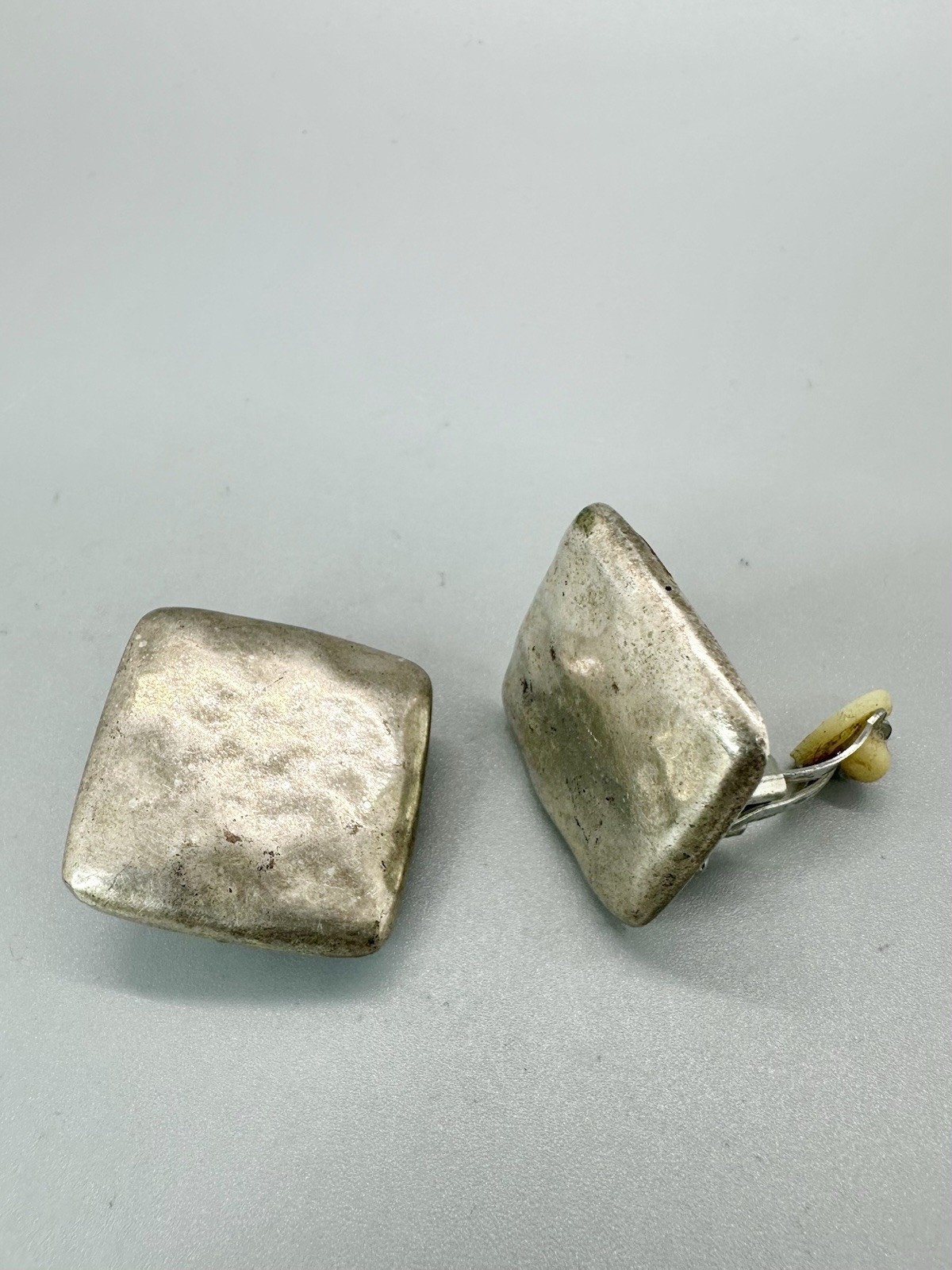 ⛎ Vintage Hammered Silver Tone Square Clip On Earrings Modernist 0.79″ Unsigned