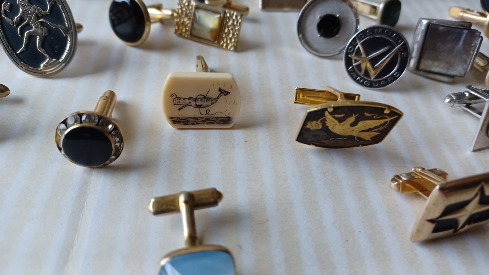 Lot 160 VTG Single Cufflinks Mixed Styles Tones Repurpose Jewelry Some Wear