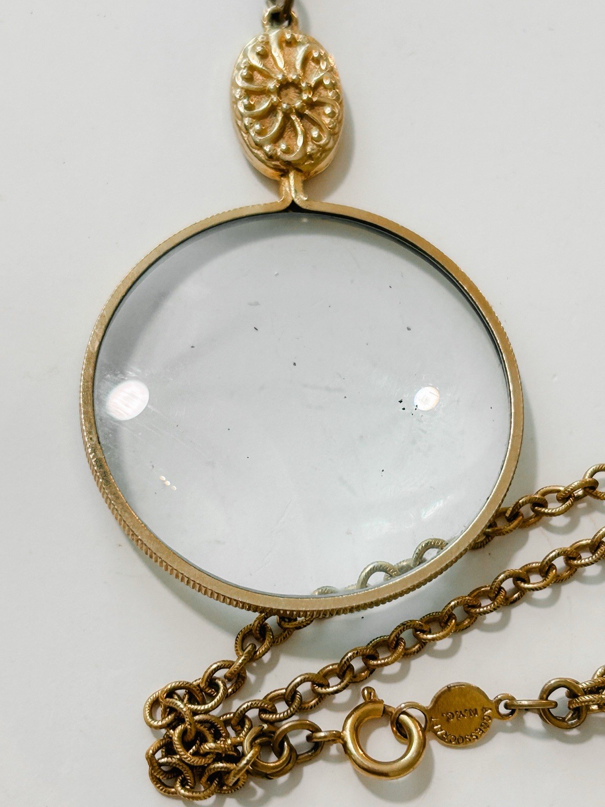 Vintage Signed ACCESSOCRAFT NYC Magnifying Glass Pendant Necklace 33″ Long
