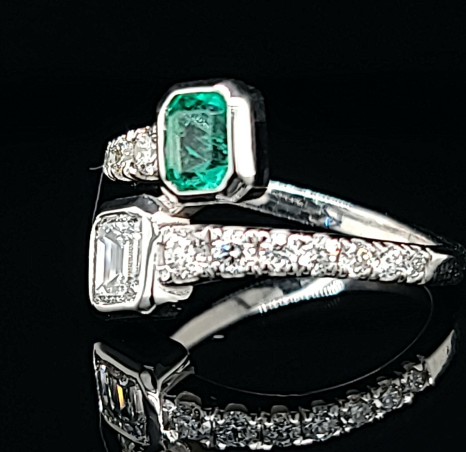 14k White Gold toi et moi ring 0.82CT. Diamond Natural Green Emerald