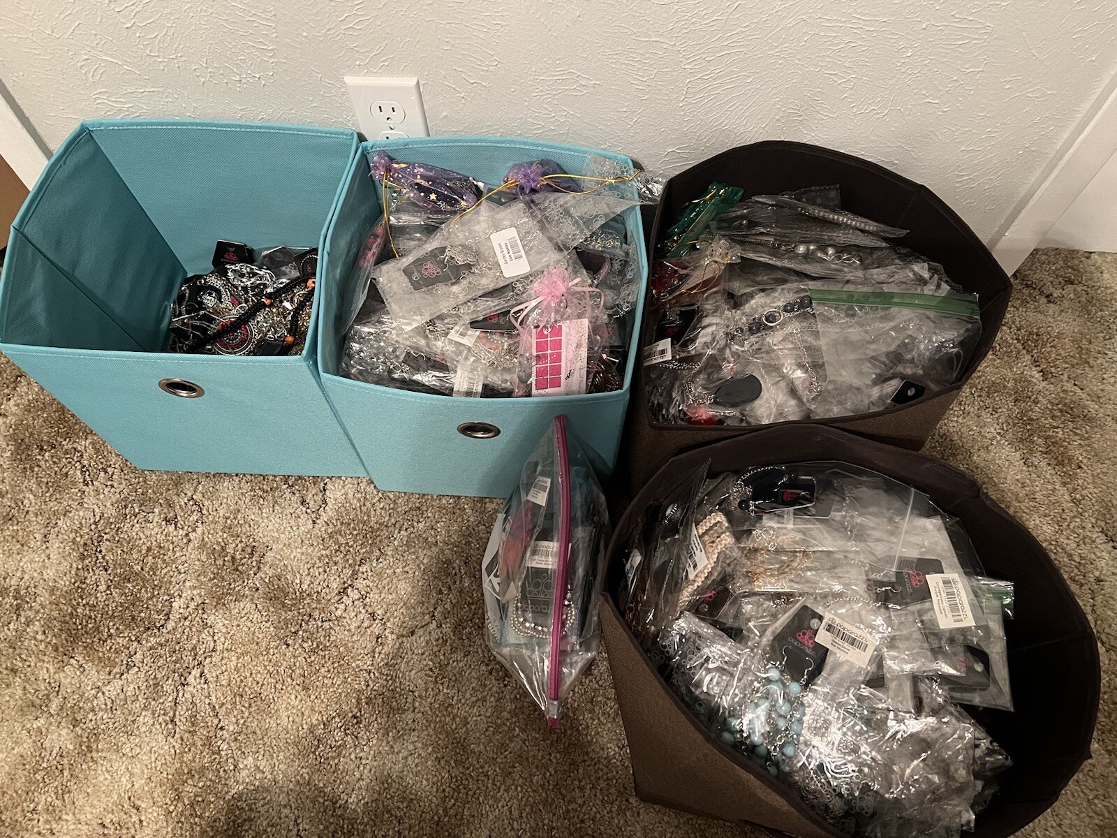 jewelry lot Approximately 550 pieces, all wearable