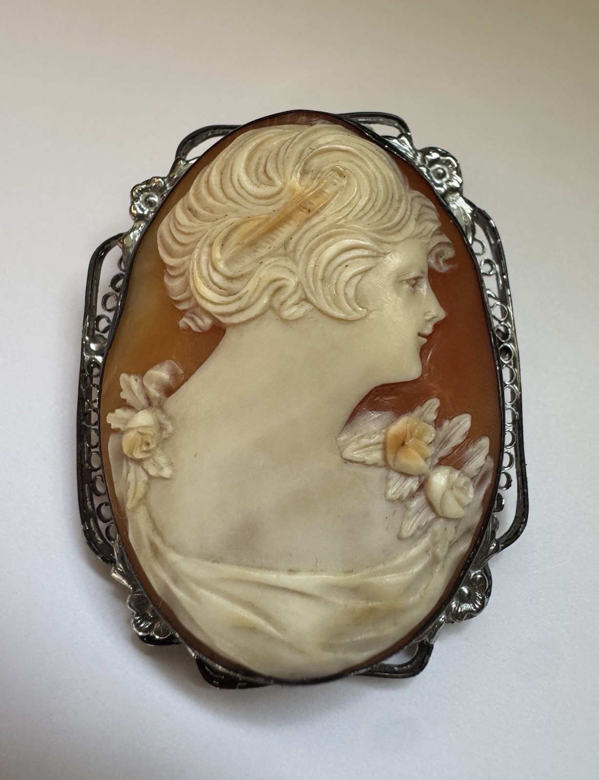 Vintage Genuine carved shell cameo brooch With filigree border *READ*