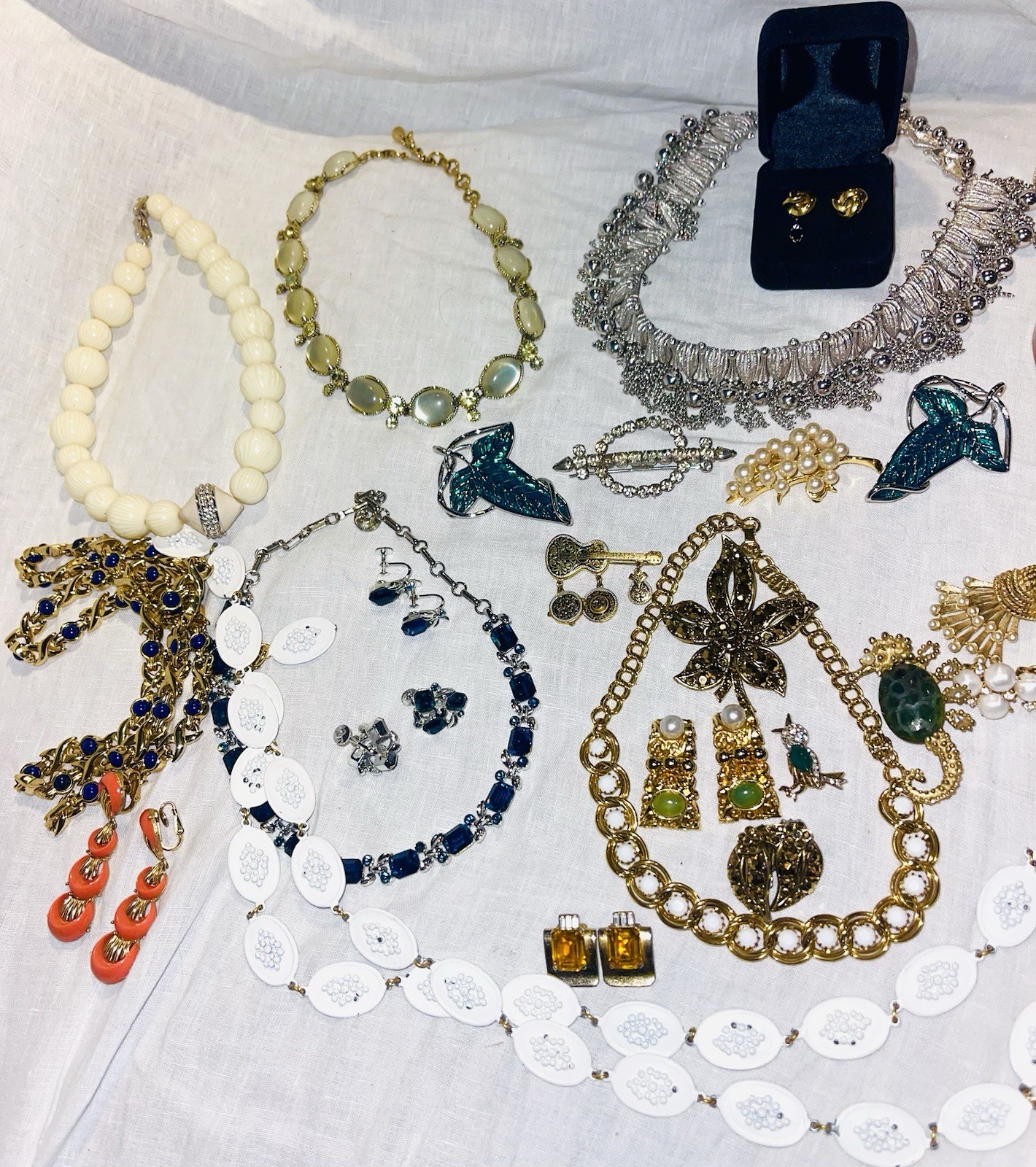 LARGE VINTAGE JEWELRY LOT CROWN TRIFARI GIVENCHY ELGIN HOBE ST JOHN LISNER MORE!