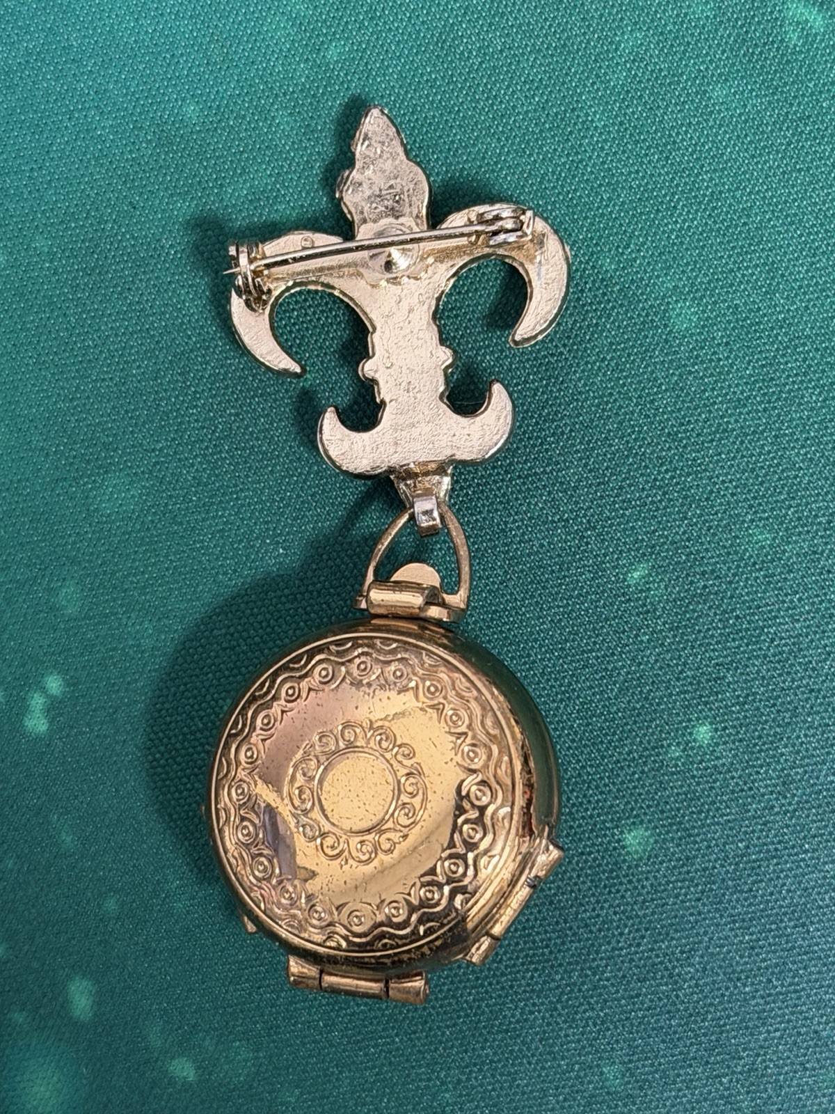 Vtg. 1950’s Coro Pegasus Fleur-De-Lis Amethyst or Sapphire 4 Photo Dangle Locket