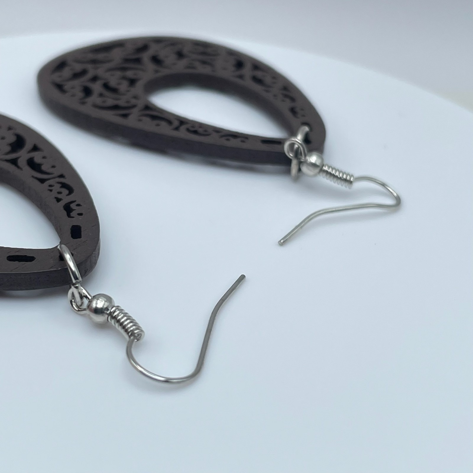 Vintage 90s Brown Wood Filigree Teardrop Dangle Earrings Boho Hippie Fashion Y2K