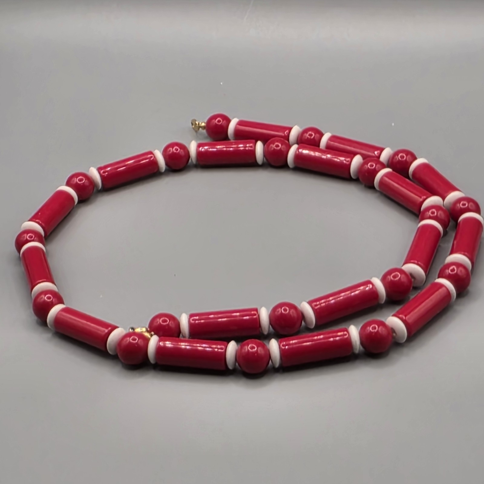 Trifari Vintage Red White Beaded Necklace Gold-Tone Jewelry Elegant Signed 25″