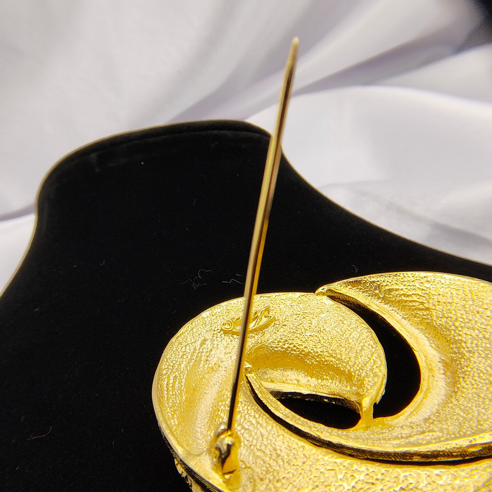 VTG Tona Gold Tone Brooch Pin Swirl Drip Multiple Textures Modernist Signed