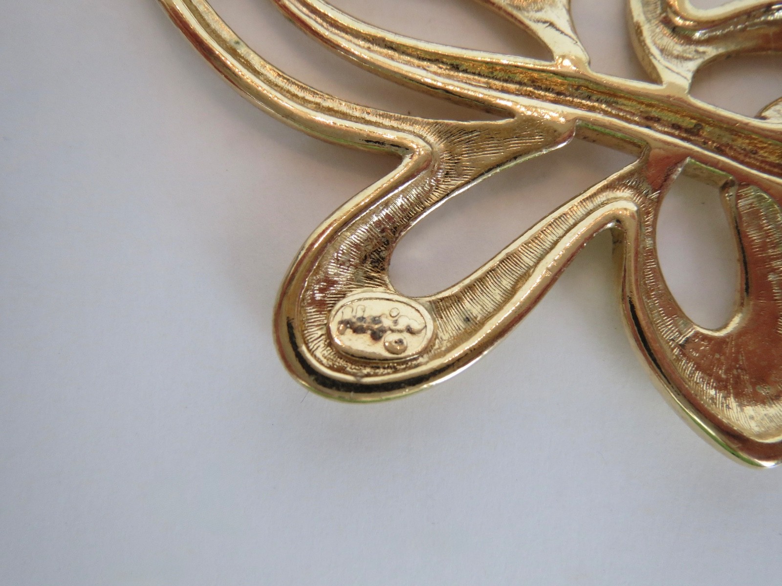 Signed NAPIER Yellow Gold Tone Swirl BROOCH Lapel PIN 2& 3/8″ Long by 1.75″ Wide