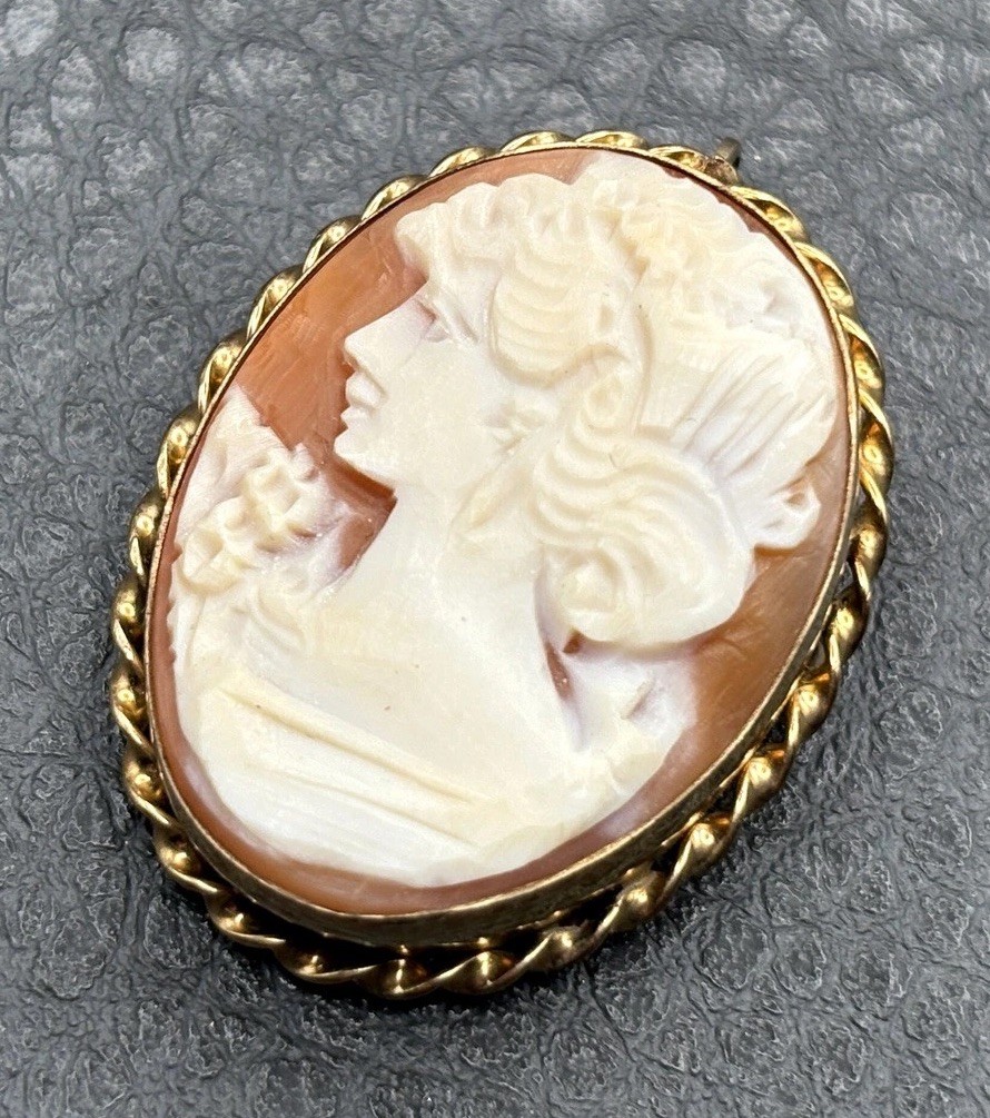 Vintage Left Facing 14K Gold Filled Hand Carved Shell Cameo Brooch Pendant