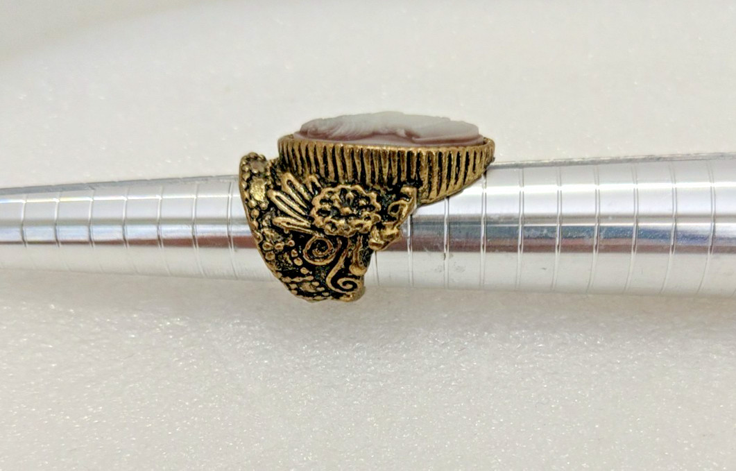 GE. Large Gold Tone Metal Alloy Purple White Carved Acrylic Cameo Ring Size 5.5