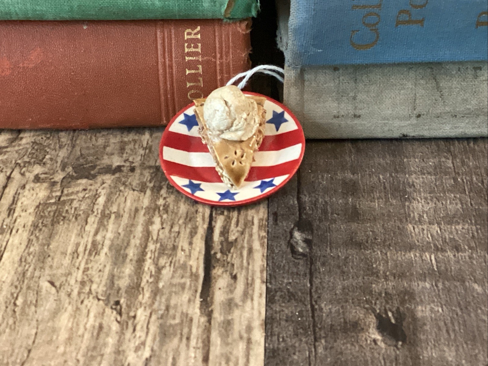 Miniature Life Like American Apple Pie On Plate Brooch Pin Vintage Ornament