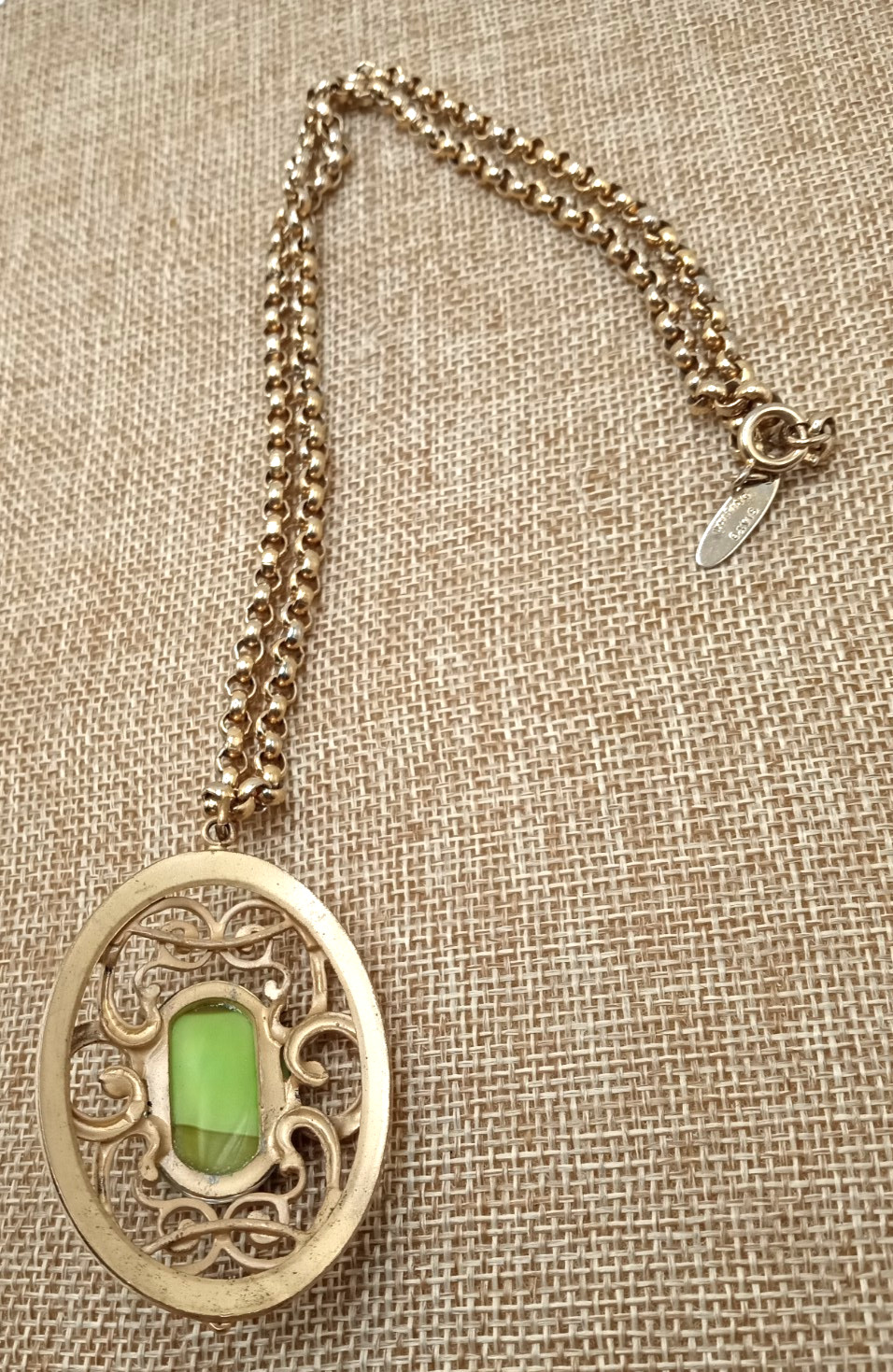 Vtg Whiting and Davis Gold Tone Green Glass Pendant on 21 In Rolo Chain Necklace