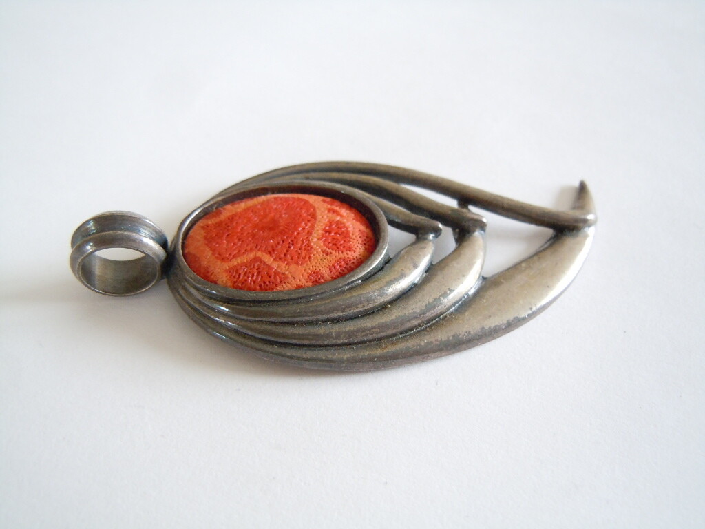 Celtic Large Silver Pendant With Coral Inlay 19.1 G / 7.2 X 3.3 Cm