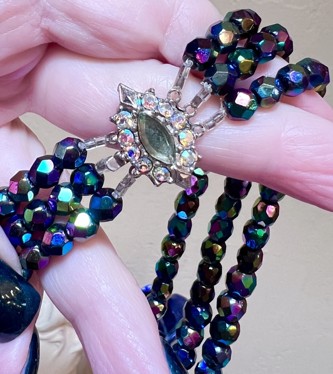 BEAUTIFUL Vintage Iridescent Sparkling Black Peacock Bead 3 Strand Necklace