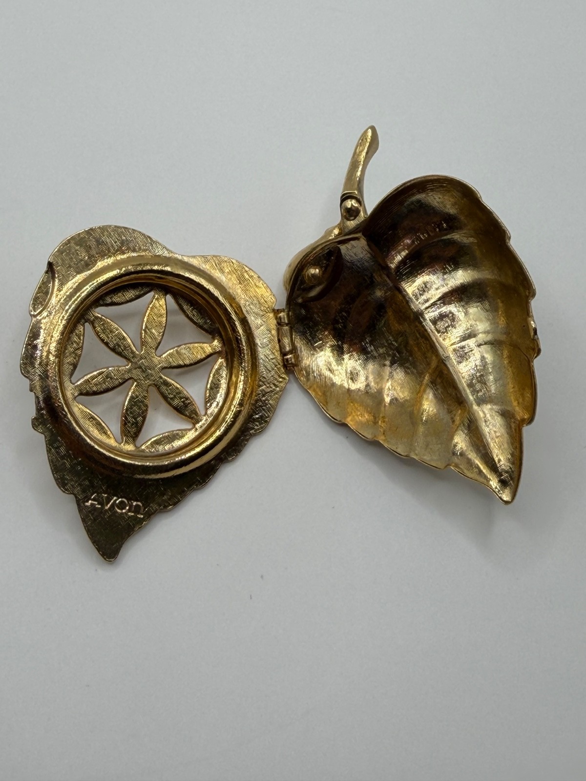 VINTAGE AVON PERFUME LOCKET BROOCH GOLD TONE LEAF