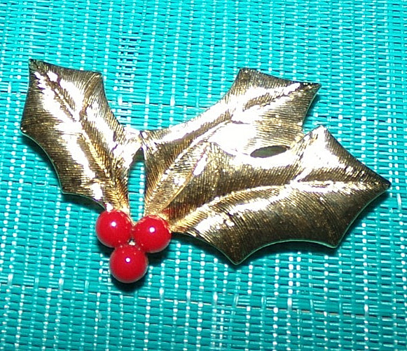 TRIFARI(C)–signed Mistletoe shaped pin-OMG!!