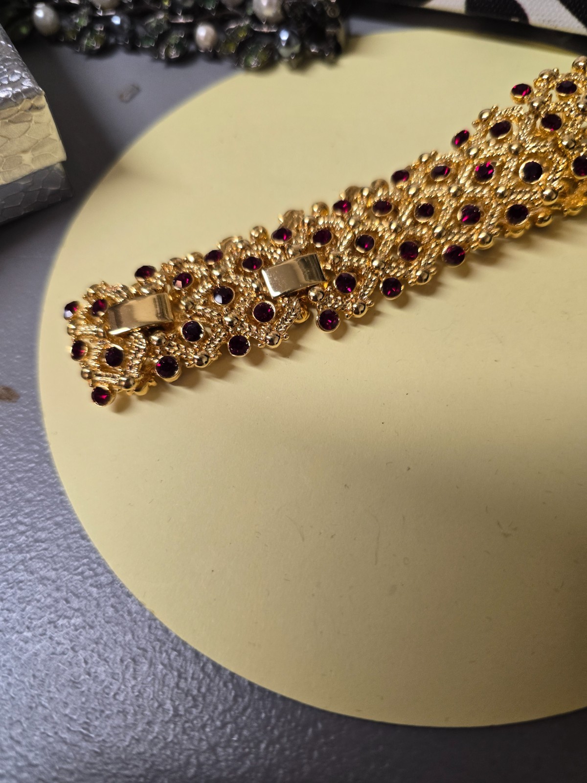 JACKIE KENNEDY GOLD TONE AND RED STONE BRACELET