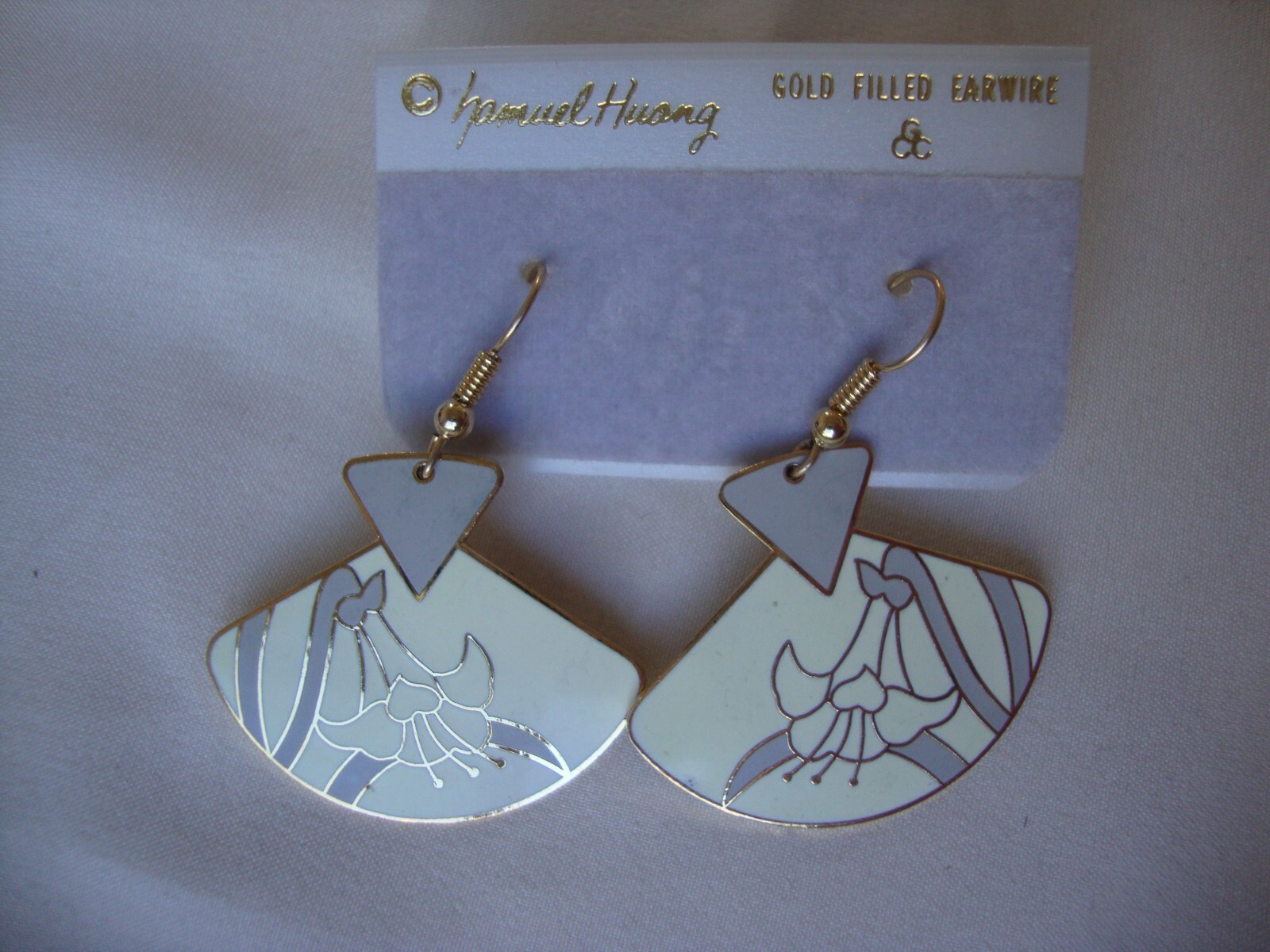 VINTAGE SAMUEL HUANG DESIGNER CLOISONNE ART NOUVEAU IRIS GRAY CREAM EARRINGS