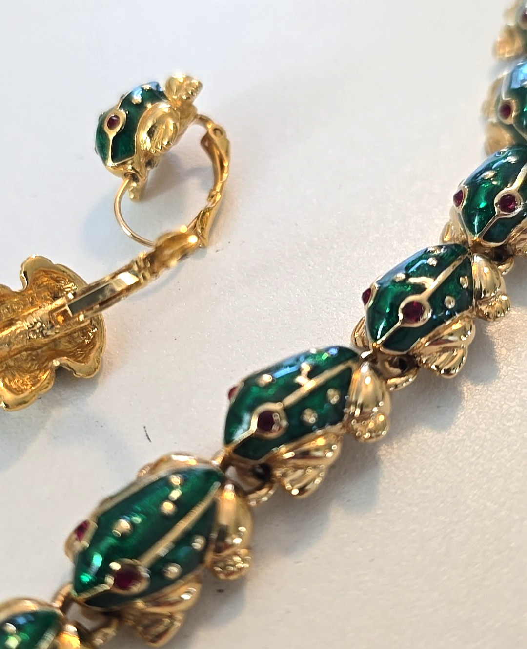 Vintage Trifari Designer Signed Ruby Green Enamel Frog Bracelet & Earrings