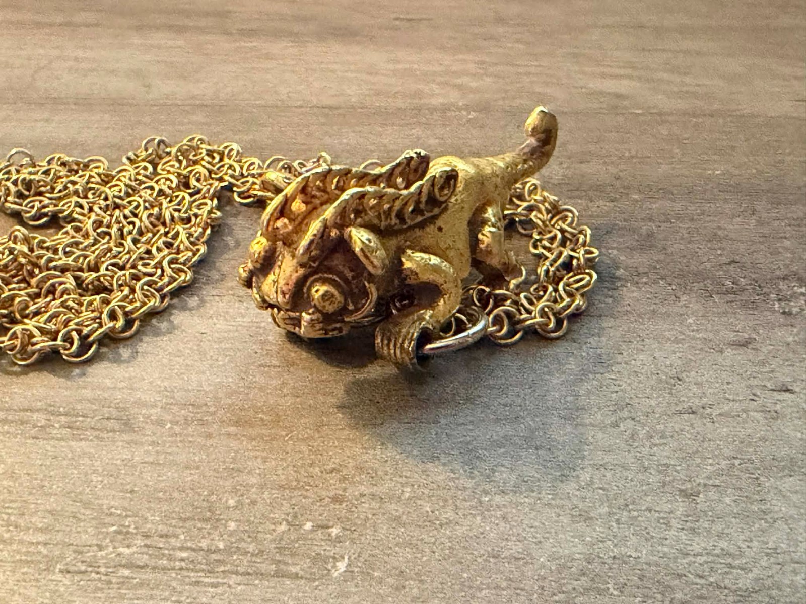 VINTAGE GOLD TONE MYTHICAL BEAST CREATURE PENDANT NECKLACE UNIQUE PIECE
