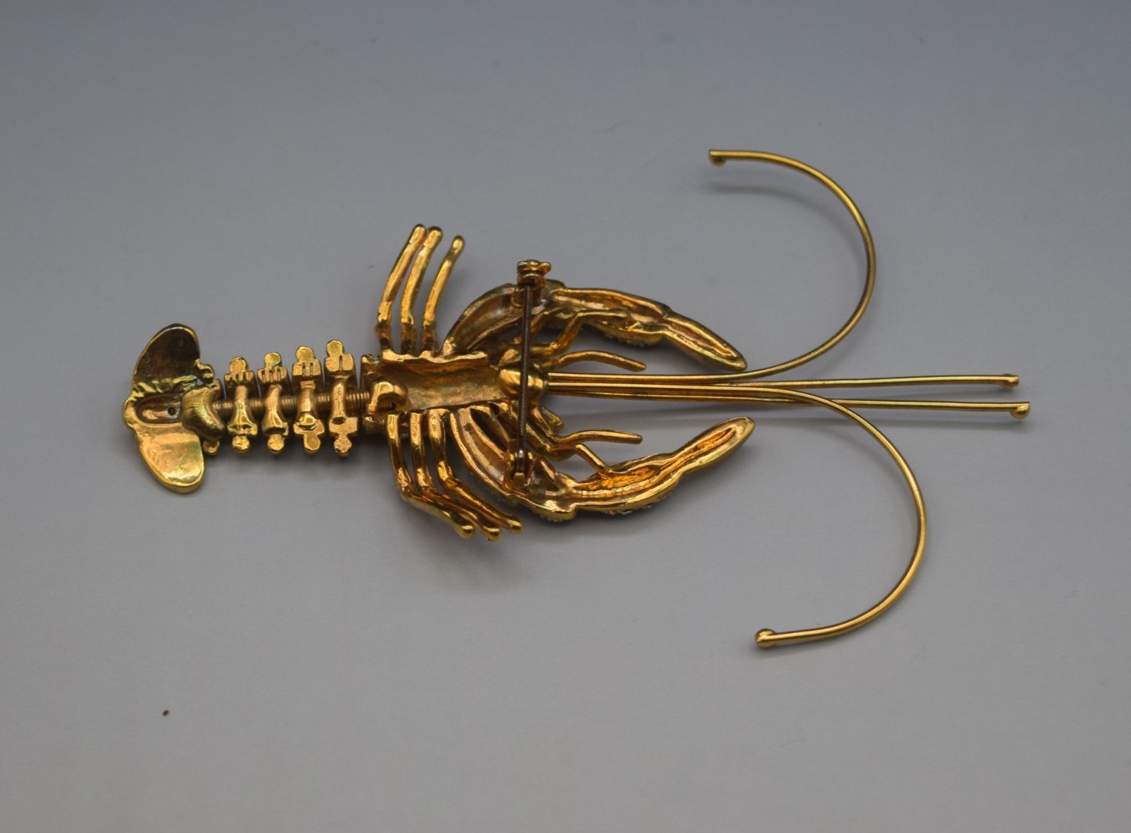 VINTAGE MOVING TAIL LARGE LOBSTER BROOCH CRYSTAL RHINESTONE FIGURAL 4.25″
