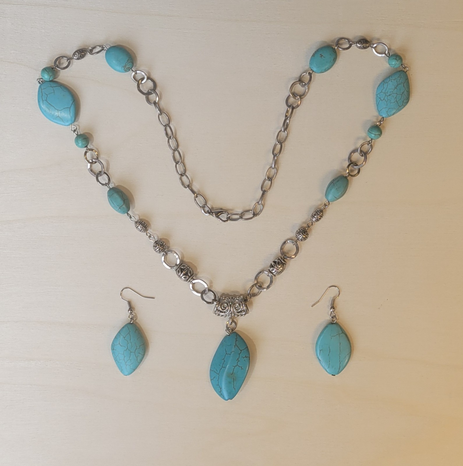 Southwestern Turquoise Blue Howlite Silver Tone 25in Necklace Matching Earrings