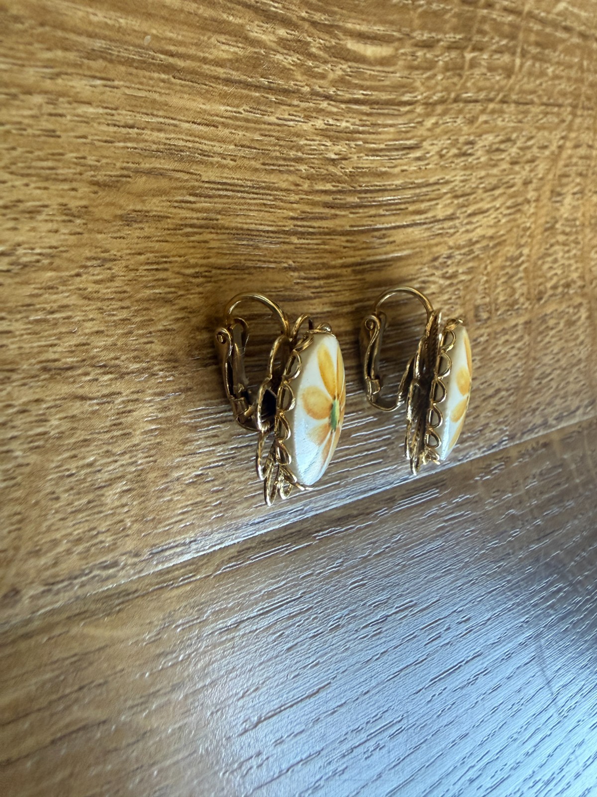 Vintage Clip On Earrings Porcelain Daisy Flower Gold Tone Very Good Condition