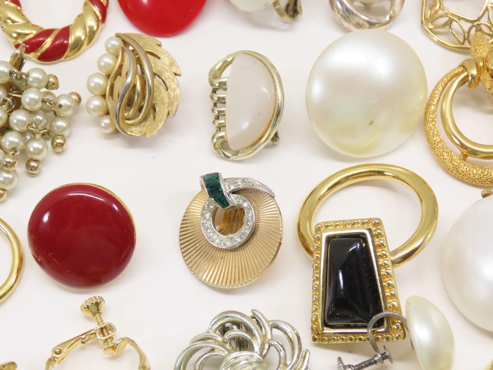 Single Earrings Lot ALL SIGNED 14 Crown Trifari Richelieu Monet + VTG 50+ D2216