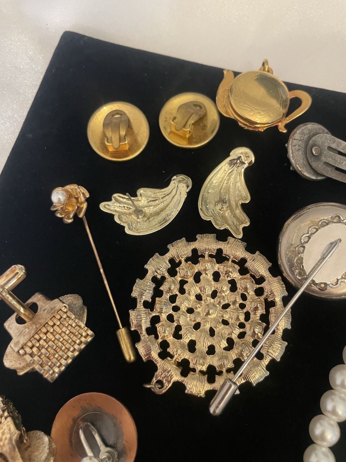 VINTAGE Junk Jewelry Lot FOR CEAFTS Some Signed Pieces Broken Singles Age Wear
