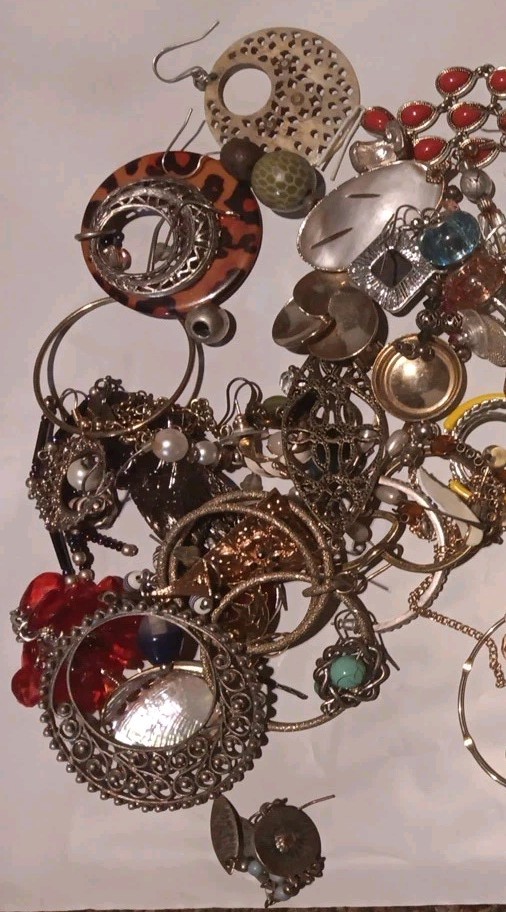 1 Lb 12 Oz Costume Vintage Jewelry Mixed Lot Estate Craft Mostly Earrings