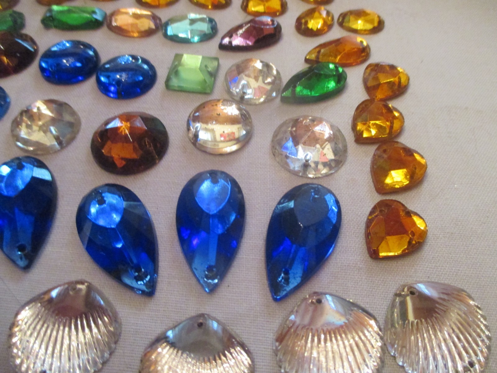 VINTAGE SEW ON LOT CRYSTAL SHELLS CRYSTAL STARS & ASSORTED SEW ONS